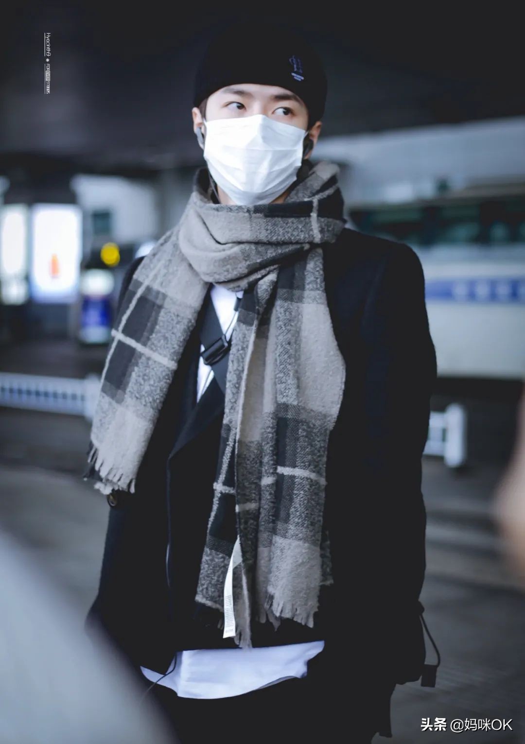 几种很火的围巾的新系法,比较短的围巾系大法