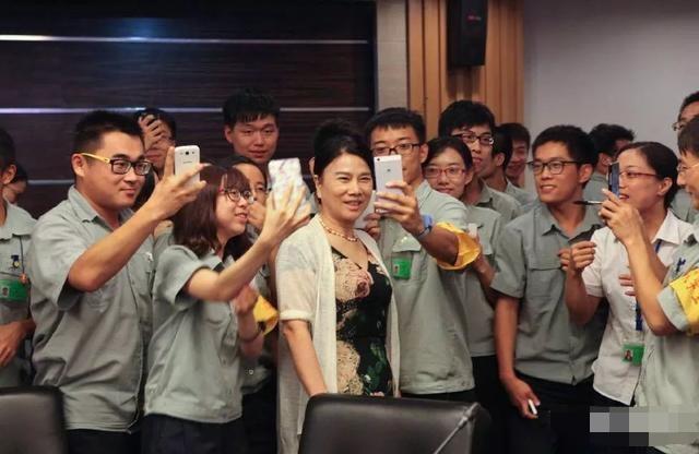 董明珠为什么只给儿子开十万的车,身家百亿的董明珠