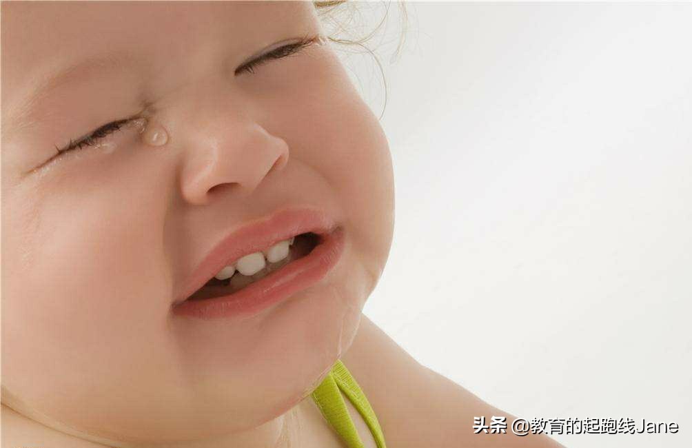 小孩生下来多长时间教他开口说话,假如孩子出生会说话