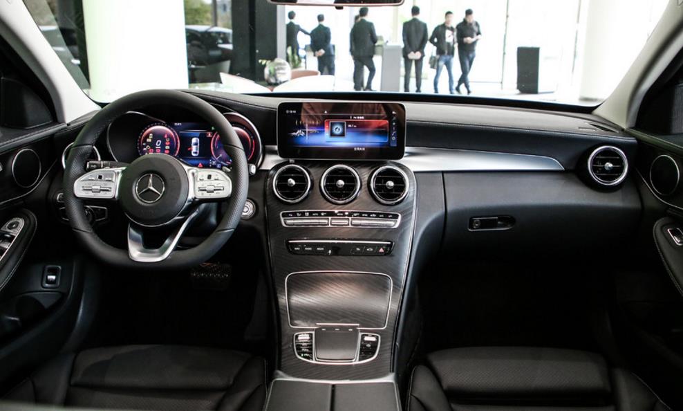 奔驰c级现在值得买吗还是等新款,奔驰c级能买到以前的老款吗