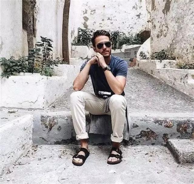 拖鞋才是夏日街头最靓的仔,时代少年团穿拖鞋要不要穿袜子