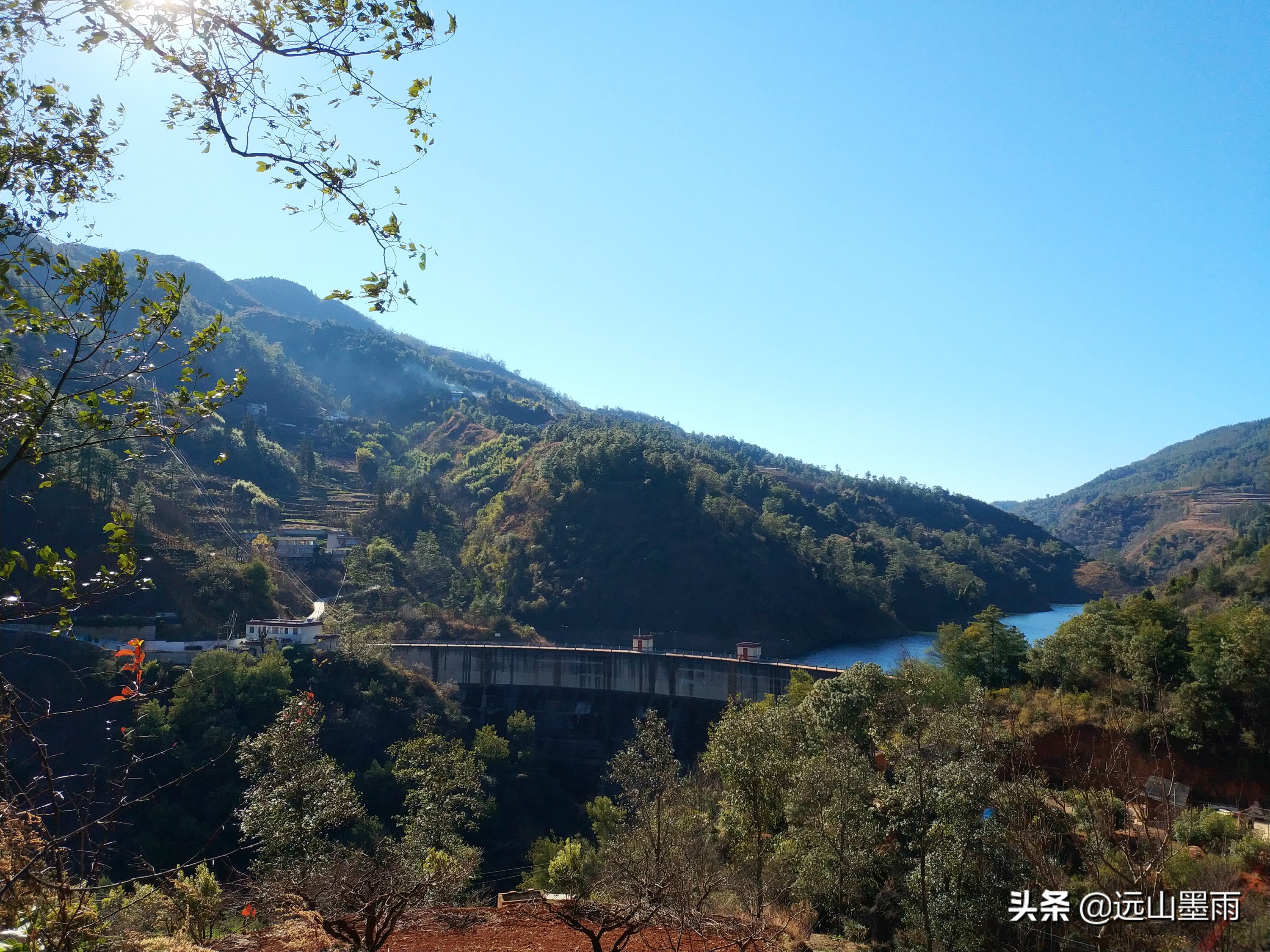 昆明陡坡村的风景非常独特,昆明可以爬山看夕阳的地方