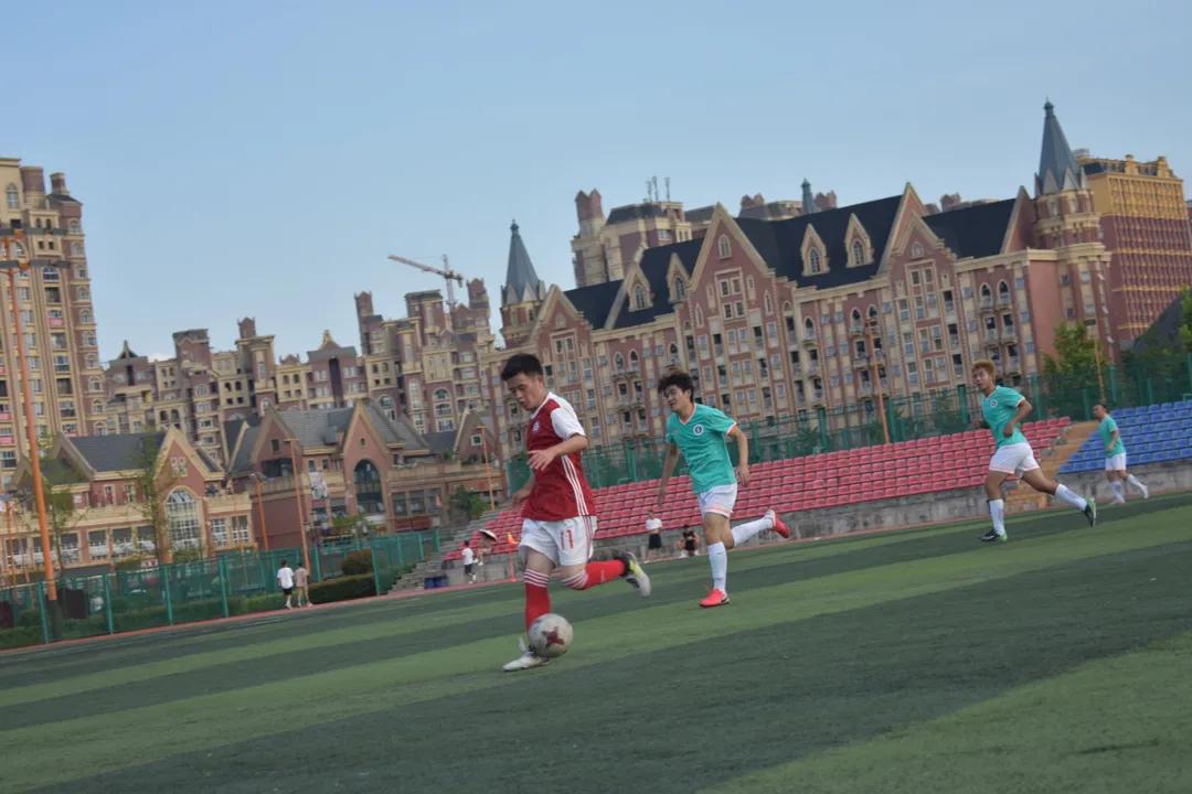 汗水留在足球场,这个夏天绿茵场足球