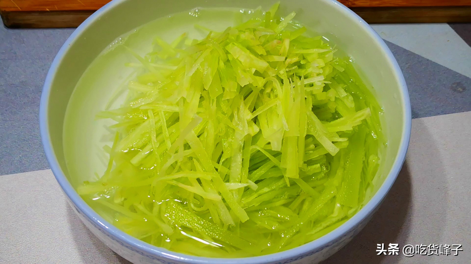 莴笋炒前需要焯水么,莴笋炒以前需要焯水吗