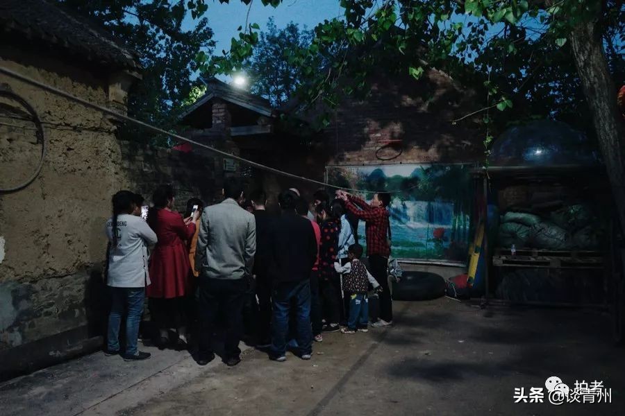 大衣哥朱之文买新车引围观,大衣哥朱之文被农民围观