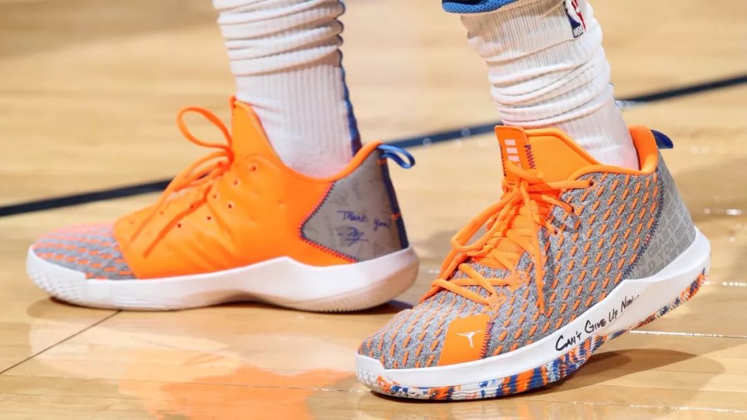 塔图姆和拉塞尔同框官方视频,nba球员上脚利拉德8