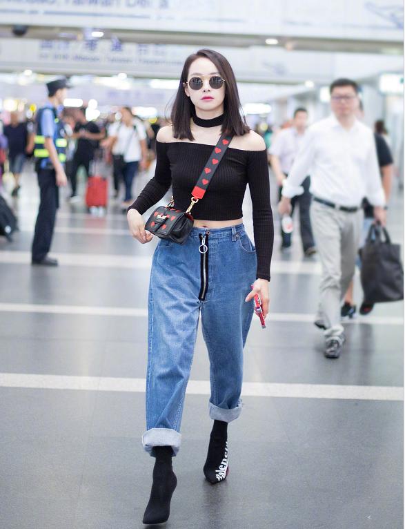 露肩衣服怎么穿不露肩带,露肩上衣怎么穿肩带不上滑