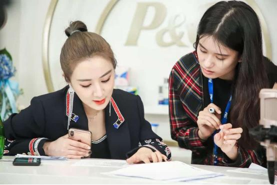 淘宝主播薇娅2019收入多少,网红女主播一个月能挣多少钱