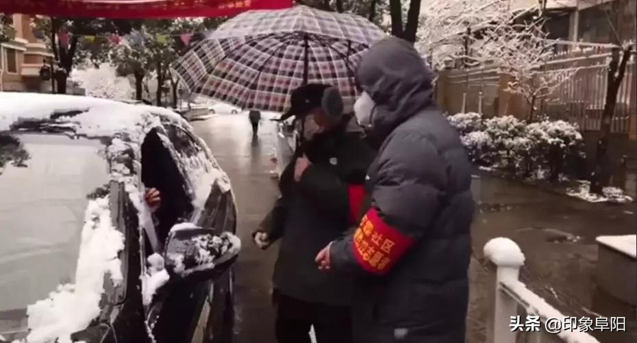 风雪中的坚守致敬一线防疫人,防疫人员路人拍摄