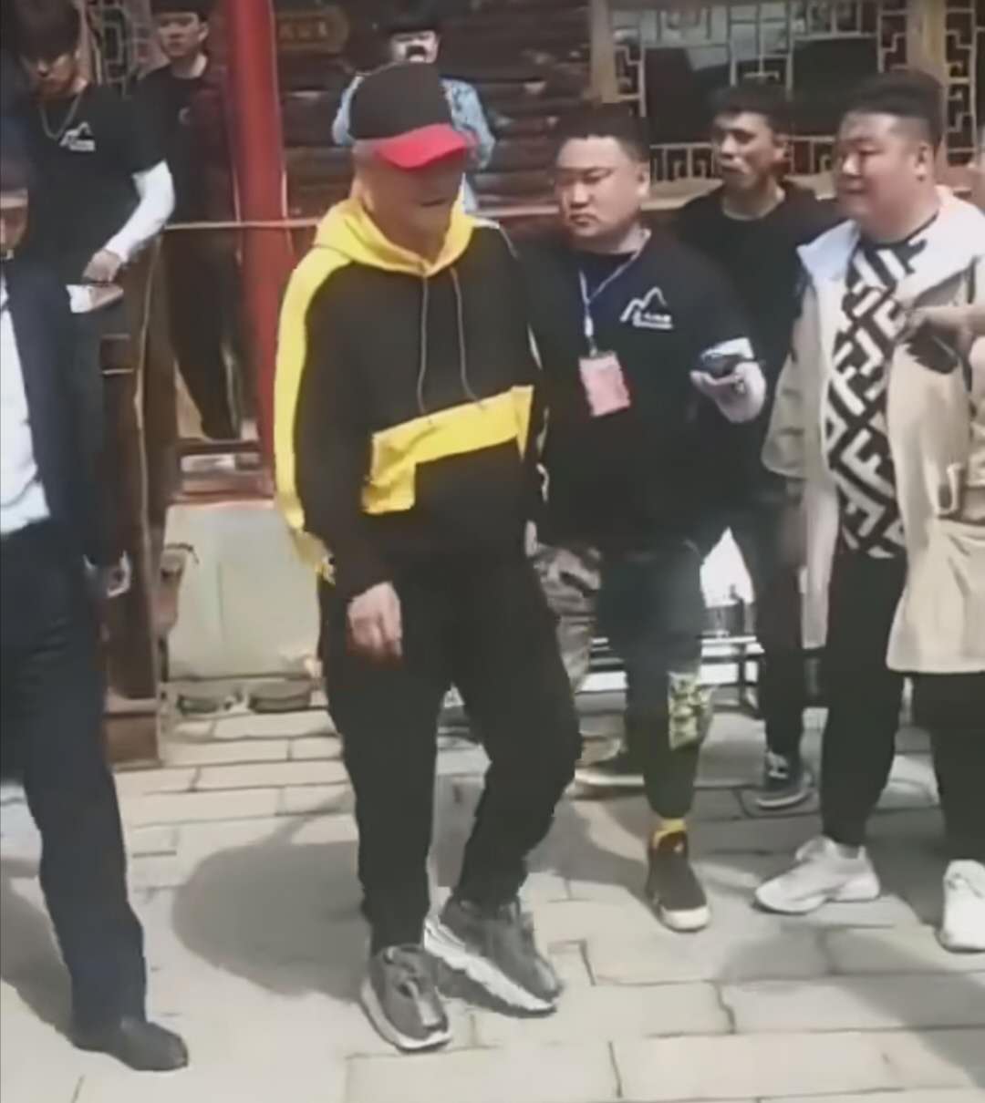 赵本山近照曝光满脸老态身材佝偻,63岁赵本山老态明显视频