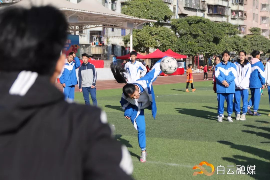 足球赛场展英姿视频,绿茵场上展英姿