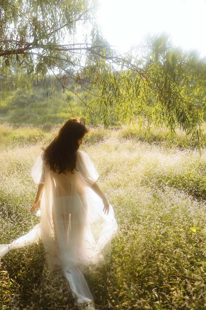 少女身穿薄纱光影柔美,朦胧的情绪在树林间蔓延