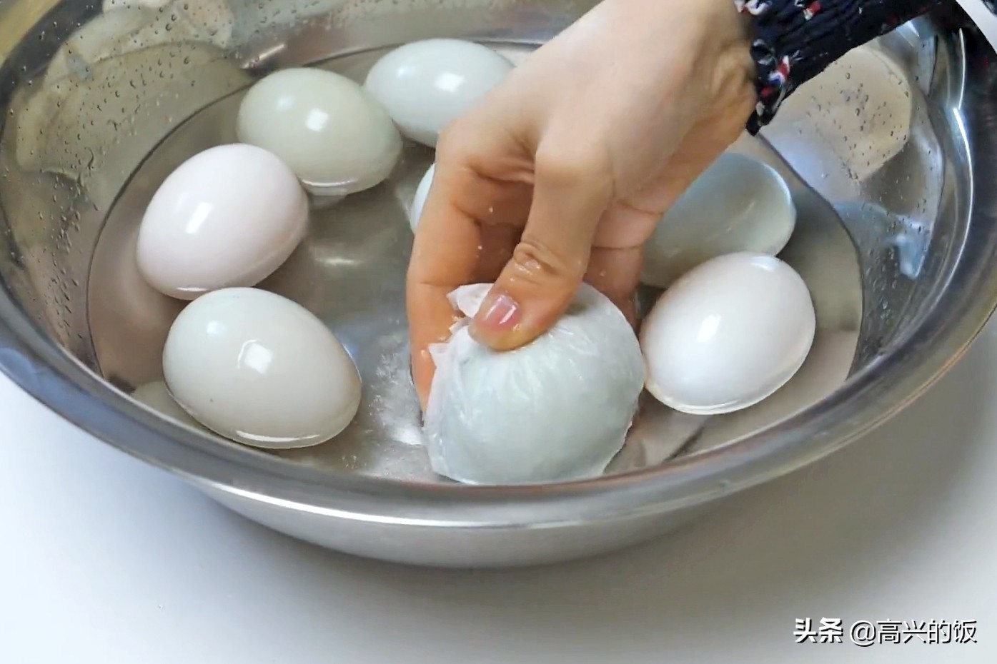 怎么腌咸鸭蛋简单又冒油,用超简单的方法腌制流油咸鸭蛋