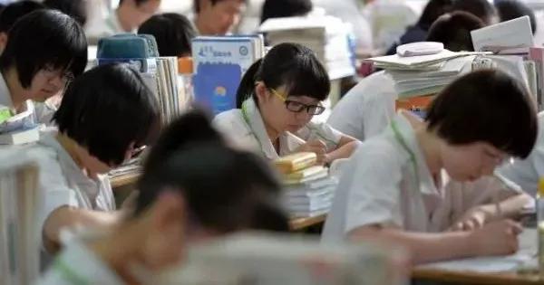 防止初中生沉迷手机的方法,初中生如何戒掉孩子的手机瘾