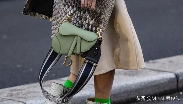 天热了买件衣服,天热了该买什么衣服呀