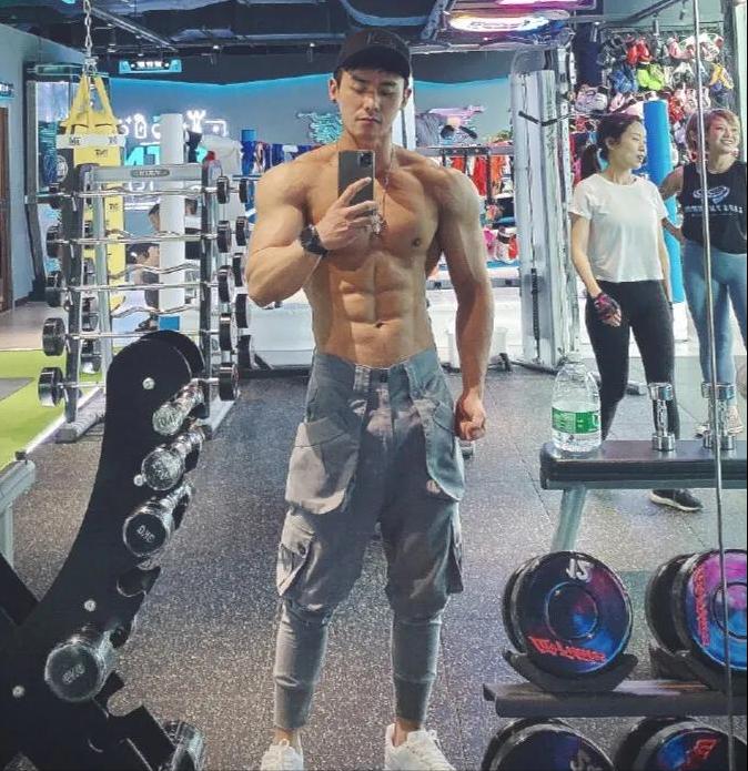 正太脸金刚身，36岁重庆小伙的肌肉身材太惹眼，保养的太好了