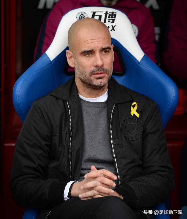 足球是踢硬的还是踢软的,足球是踢的还是打的二年级上册