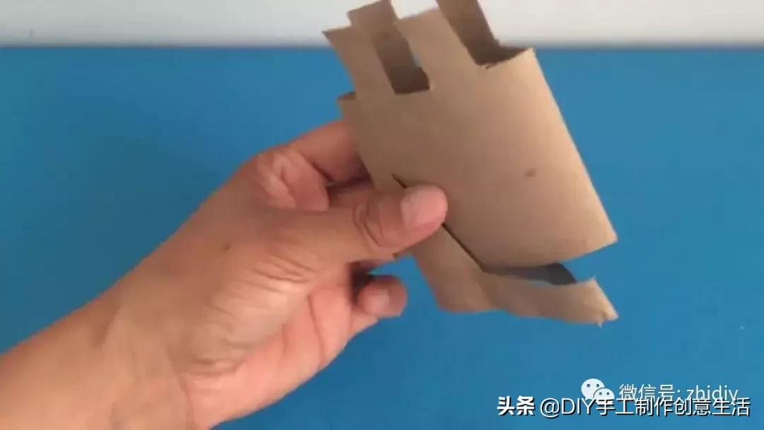 用白纸做个可爱的咩咩羊,用纸折一个可爱的小山羊