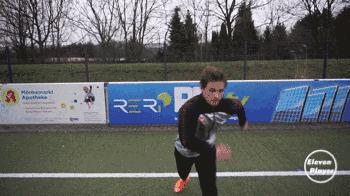 足球训练中的正确跑位方法,足球提高瞬间压迫的训练方法