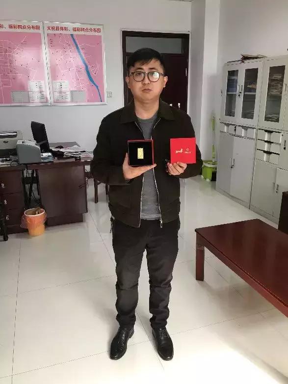 关注顶呱刮喊你领金条