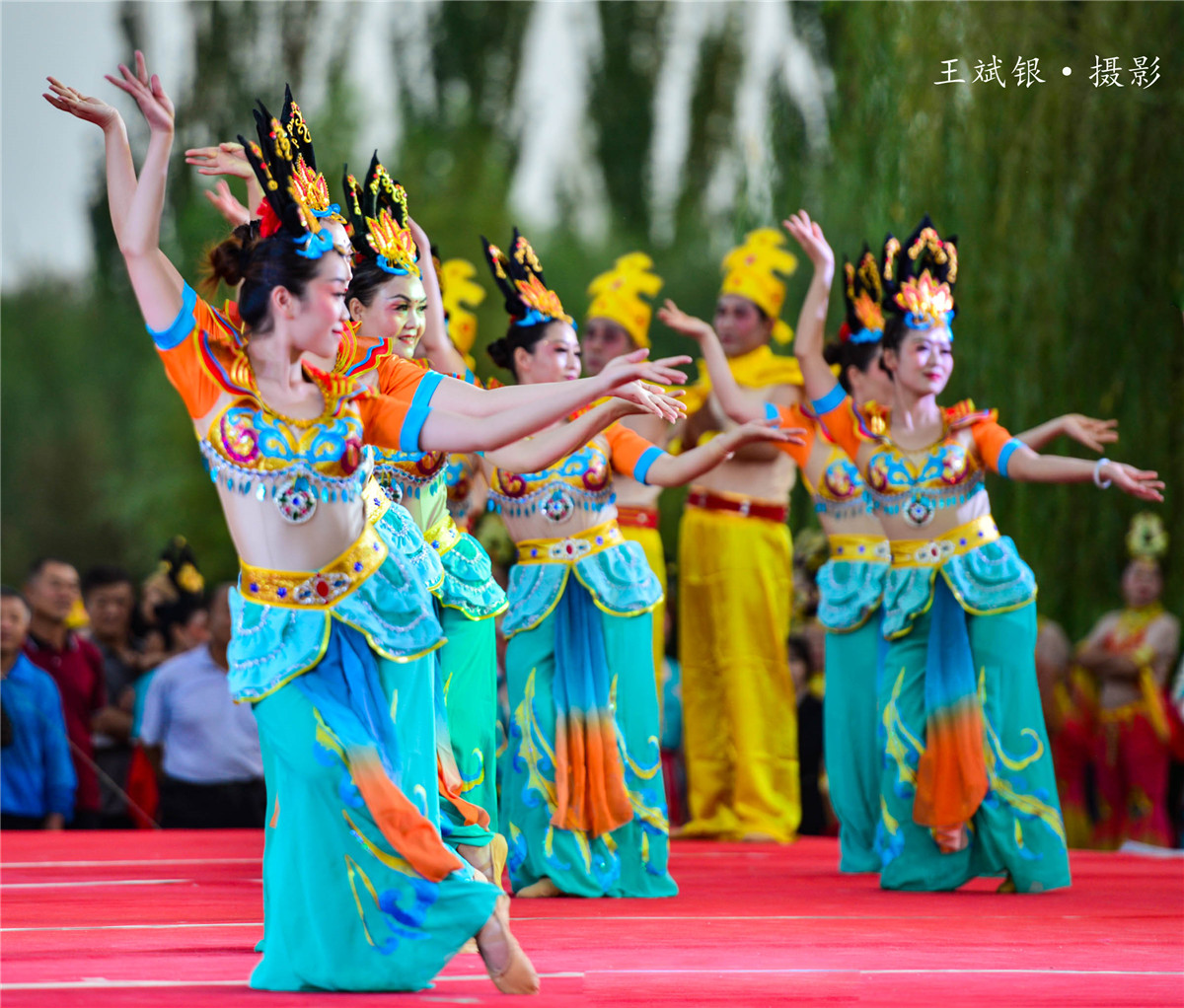 适合穿敦煌服跳的舞,跳敦煌舞服装