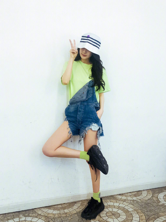 另一种蓝宋茜穿搭背带裤,背带裤一字领穿搭