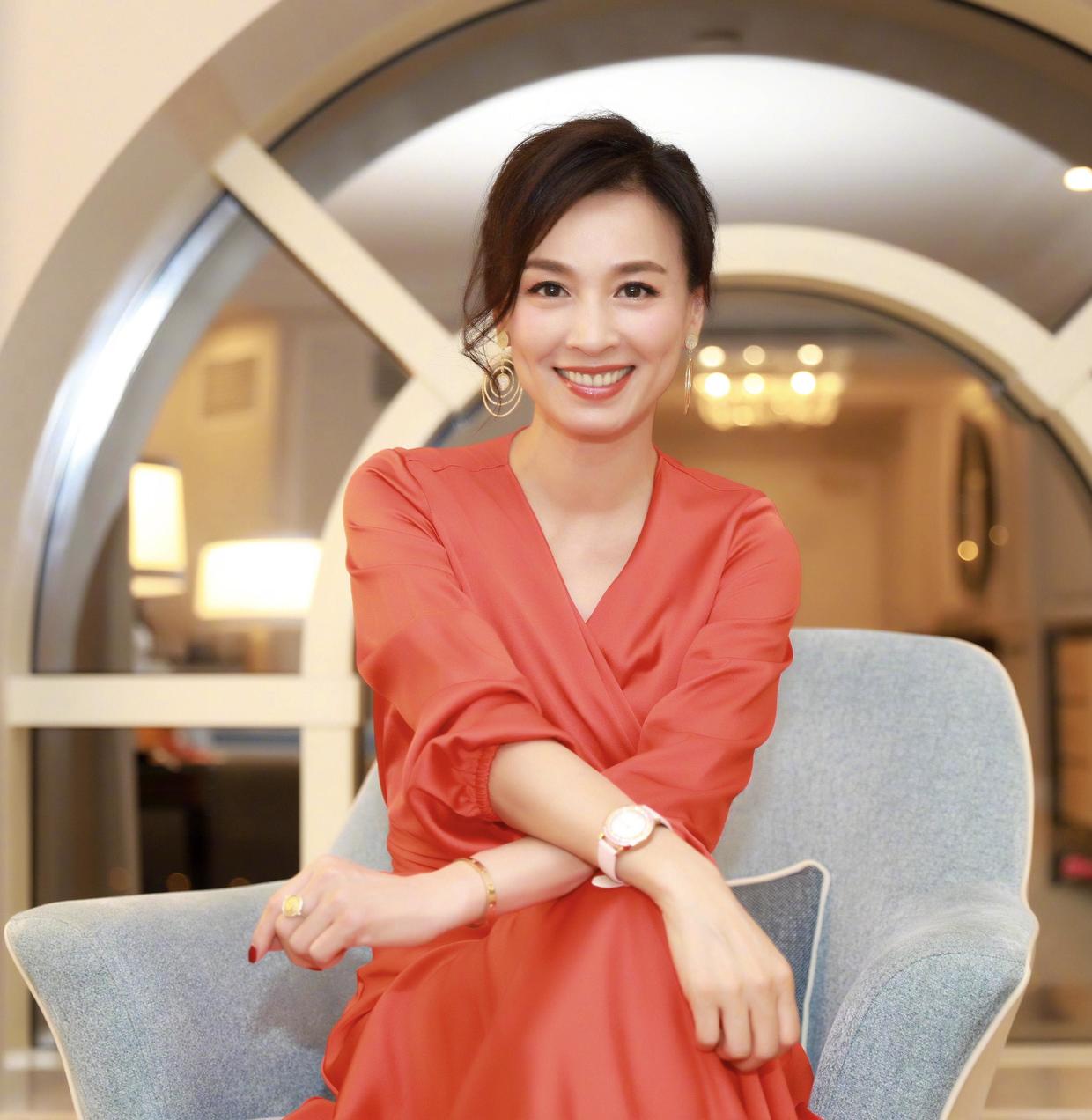 张庭出席穿红色上衣黑色裙子,48岁张庭穿搭