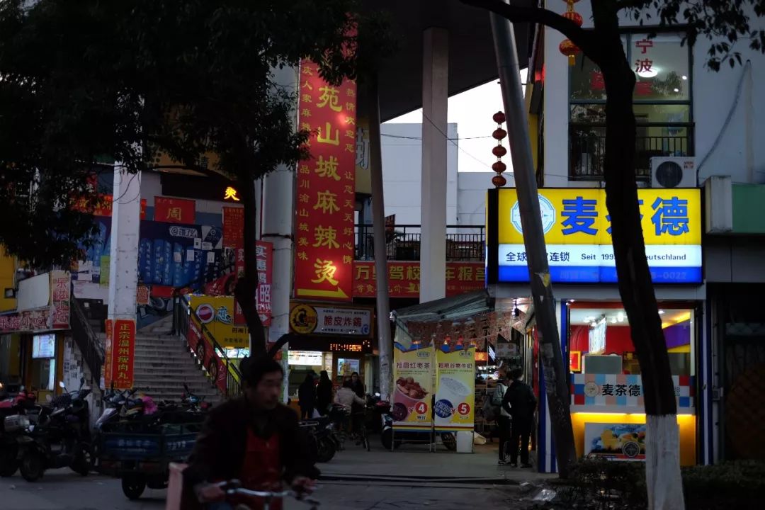 南高教里的学府苑里都有啥好吃的