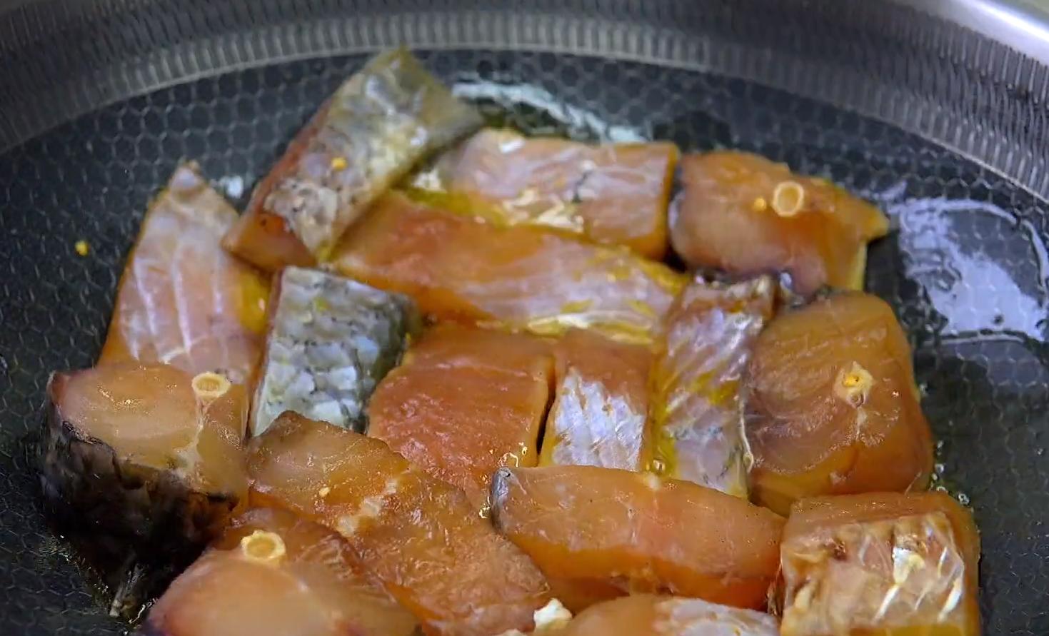 湖北名菜干煸糍粑鱼香香酥爽口,干煸糍粑鱼的正宗做法