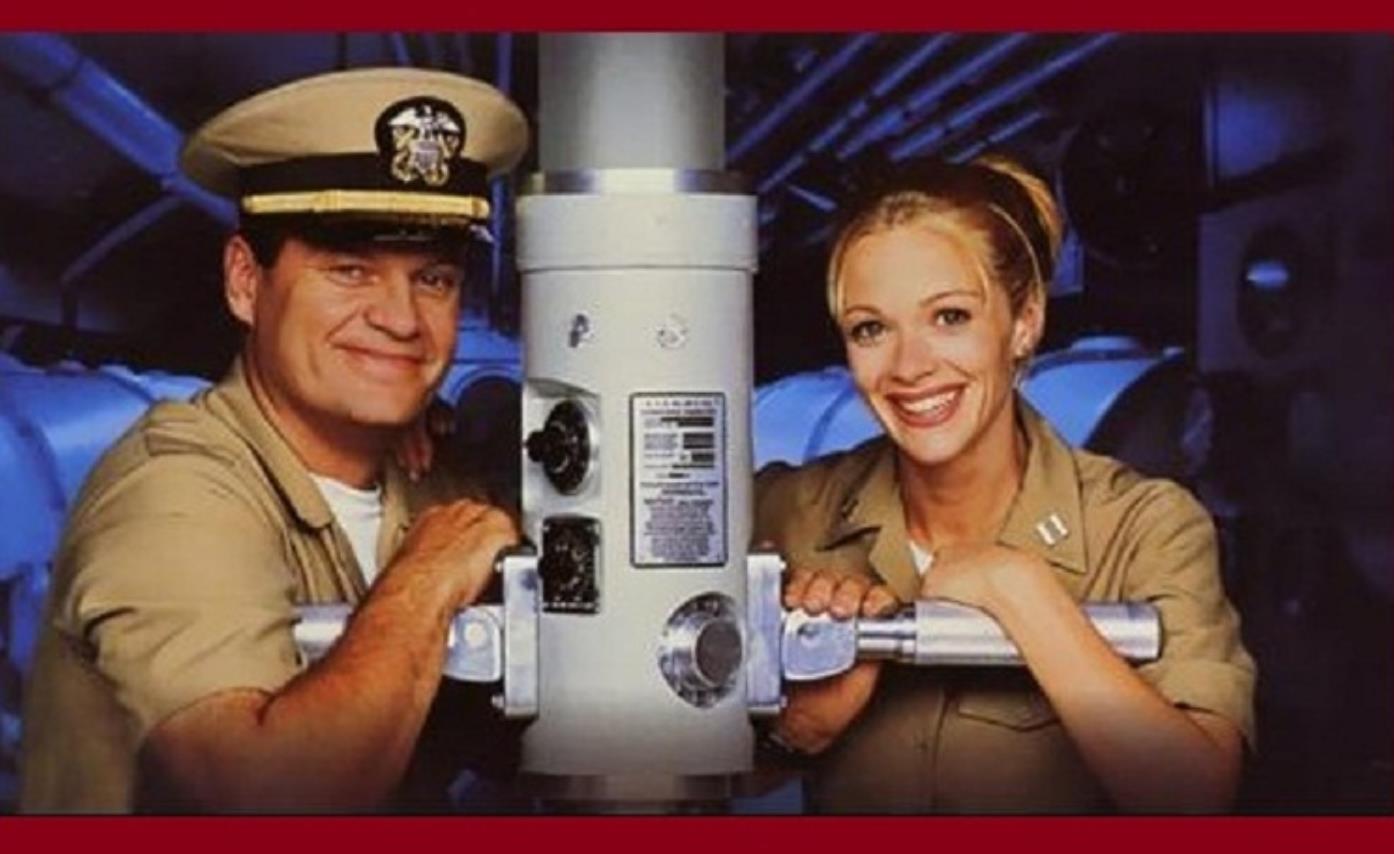 潜艇上没有窗户,潜艇在水底无法通过舷窗观察