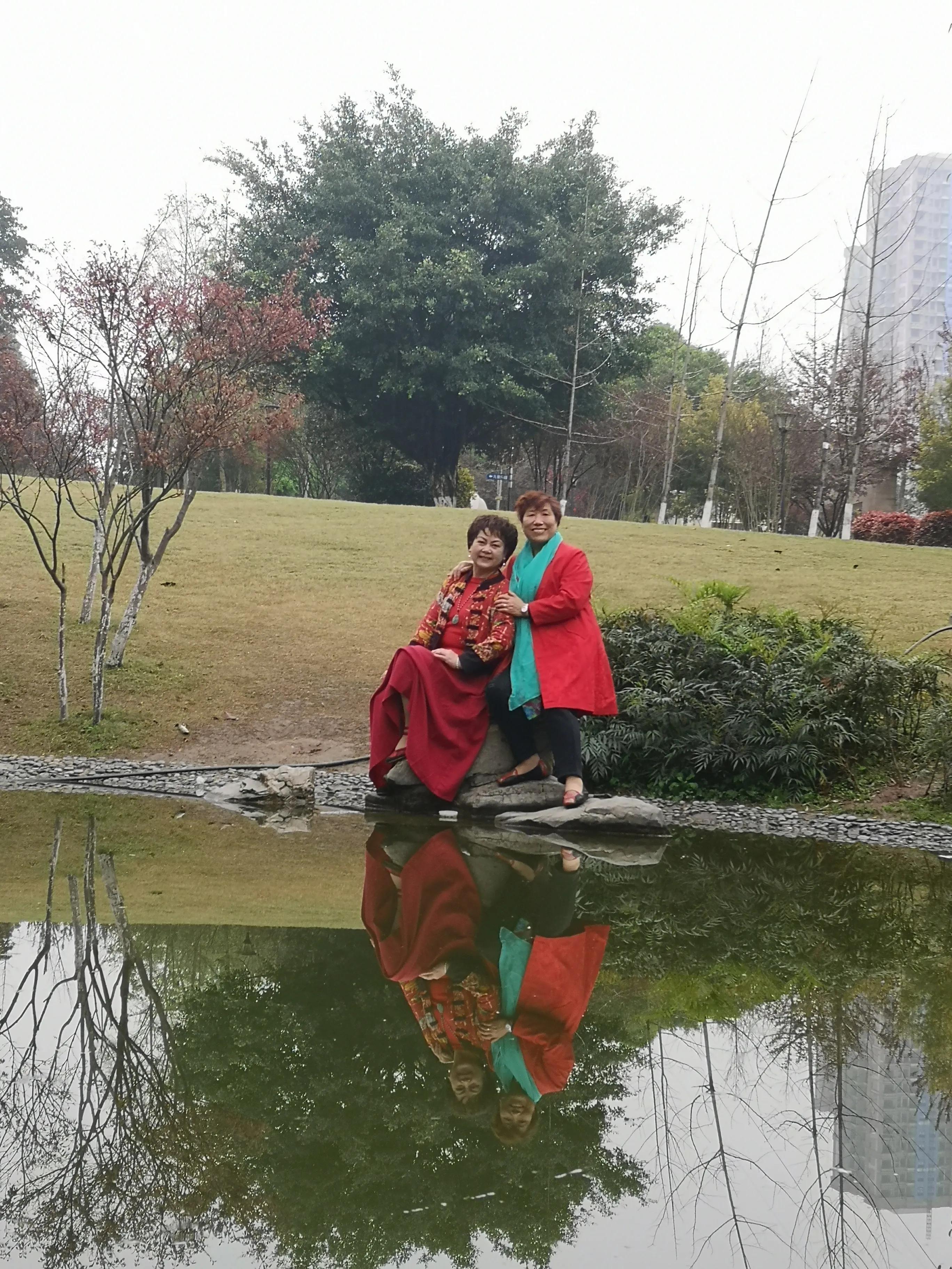 春游和姐妹踏青,春游踏青姐妹拍照