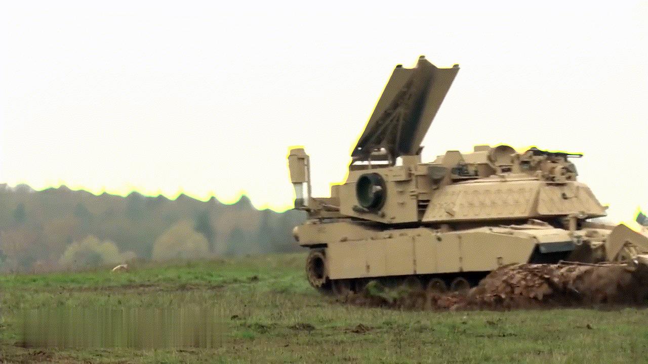 悍匪袭击美军悍马车队的电影,清障扫雷坦克