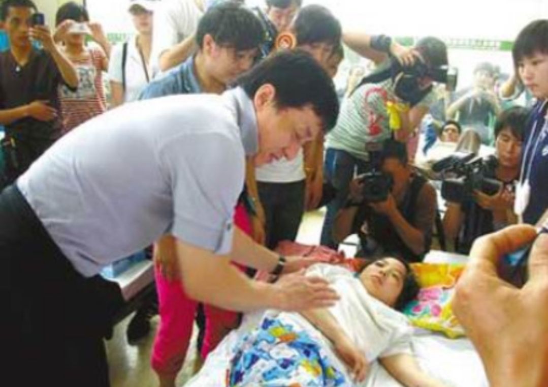 吴京汶川地震真实照片,汶川地震吴京的故事