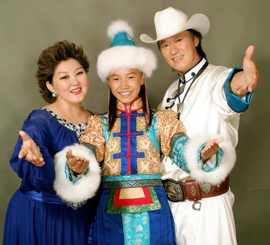 吉祥三宝时隔十年再次登上舞台,吉祥三宝爸爸去世妈妈隐退视频