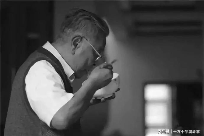 公司巨亏82亿创始人却领12亿年薪,公司市值320亿