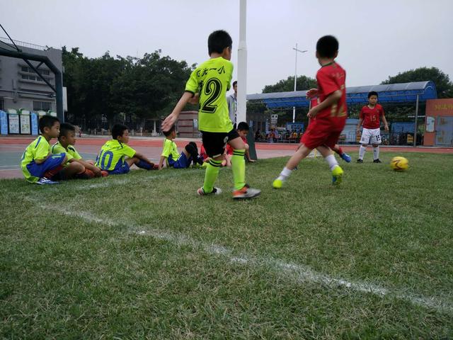 家里有个爱踢球的葫芦娃,喜欢踢球的小朋友