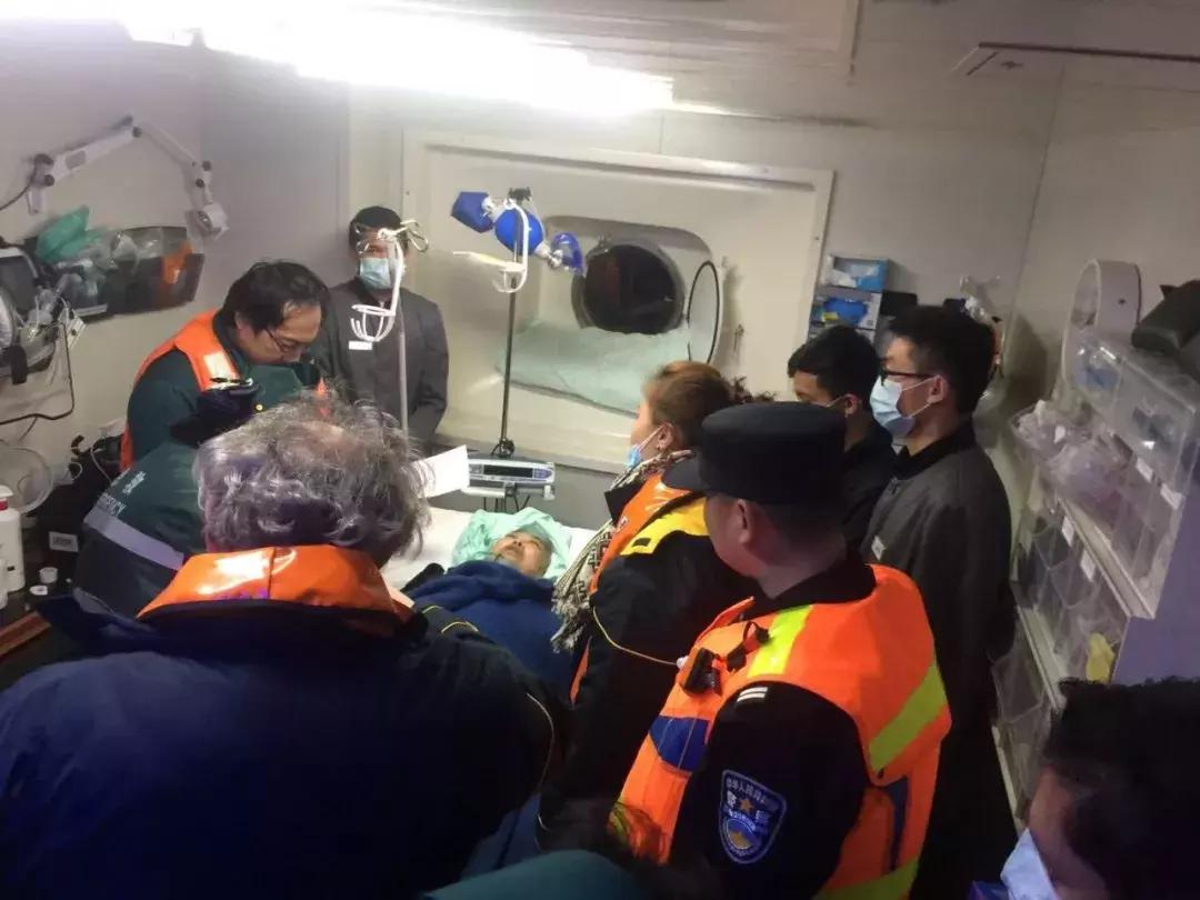 某货轮在航行途中不慎发生触礁,一船航行突发事件