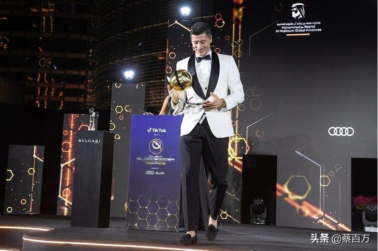 男士斗富耍帅靠手腕，波兰前锋爱表疫情照升价，一年涨价3万