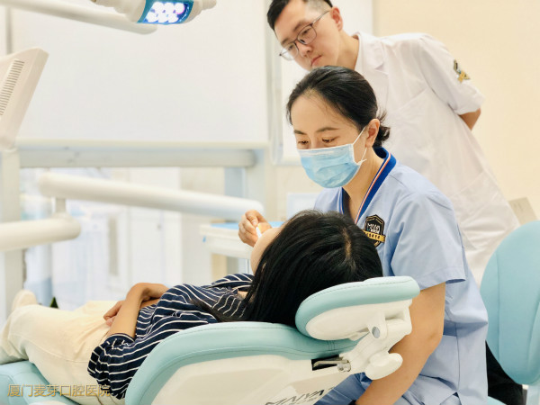 上牙智齿拔了下牙智齿也需要拔吗,平阻智齿好拔还是深斜阻智齿好拔