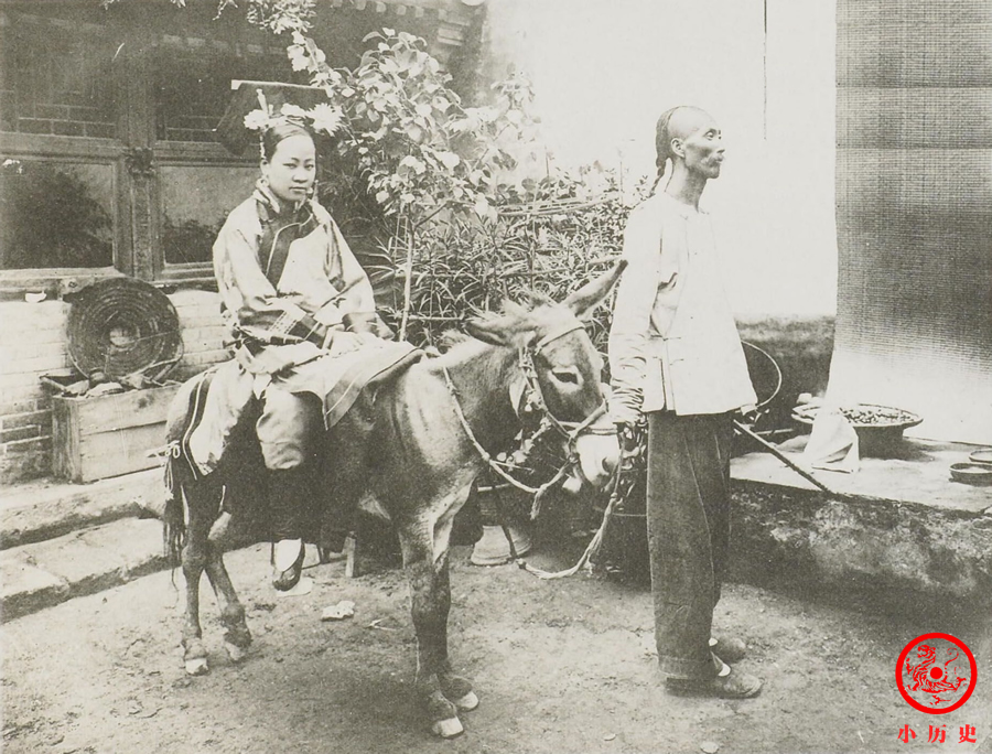 晚清老照片：慈禧太后年老色衰表情僵硬，袁世凯在巡抚衙门留影