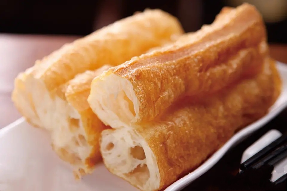 用普通面粉炸油条的做法家庭版,1碗面粉1个鸡蛋教你炸健康油条