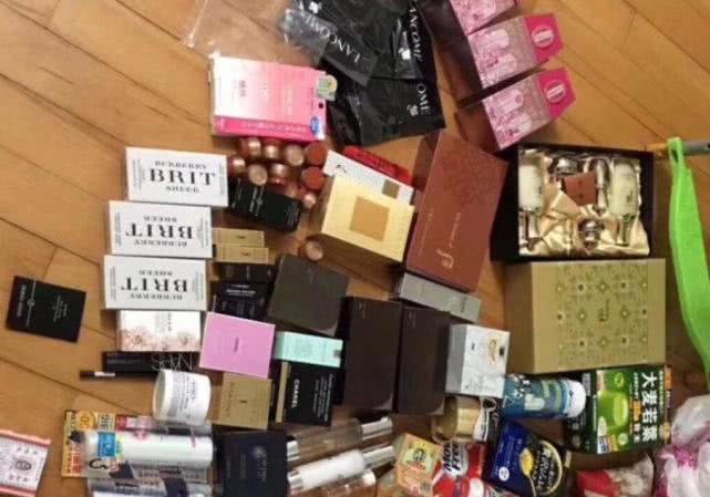 女子误用毒面膜导致荧光脸,化妆品中毒身体有哪些反应