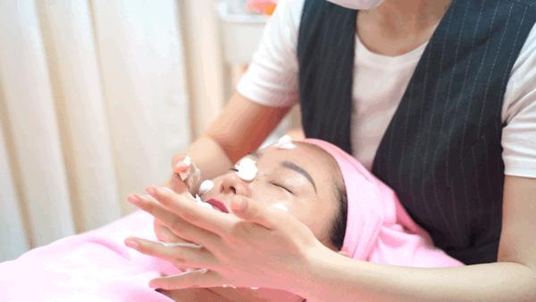 90后美女开了一家美容院,90后美女开直营店