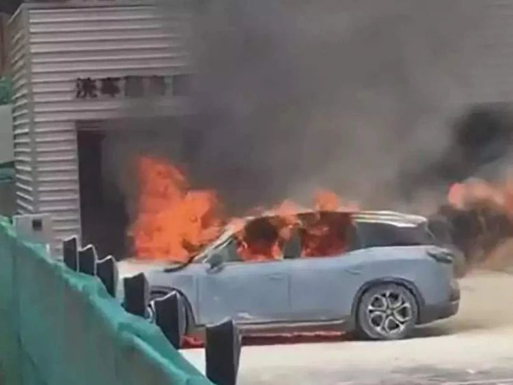 电动车自燃比亚迪会赔吗,电动车自燃烧坏汽车案件