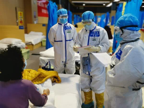 援鄂医疗队脱下防护服全身湿透,援鄂医护人员脱防护服