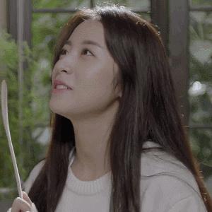 冬季穿一身白超时髦，和周雨彤学习白色服饰搭配，清纯又显白