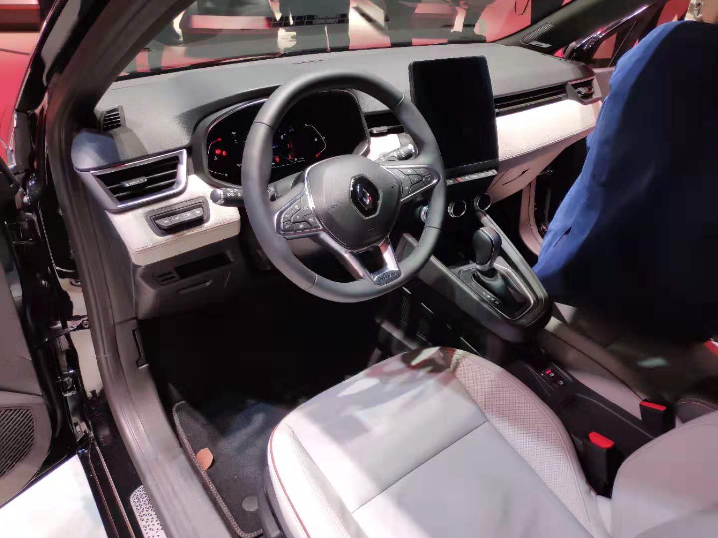 新雷诺clio在日内瓦亮相,全新clio测试谍照雷诺现款