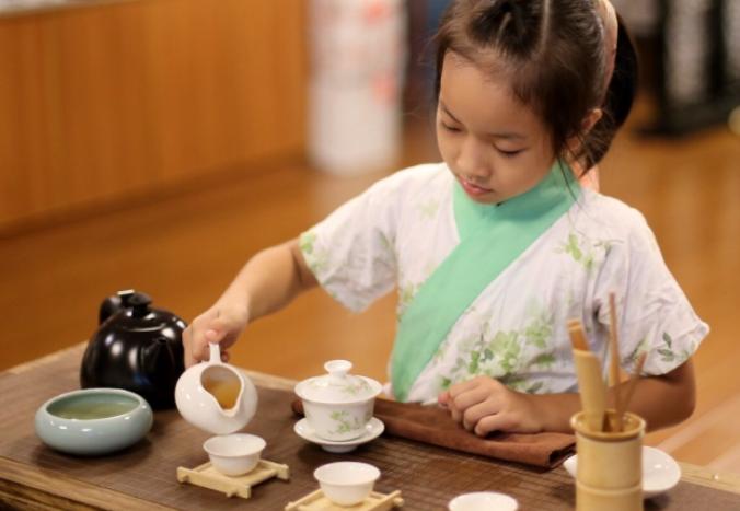 小孩弯腰驼背怎么改正,如何改善弯腰驼背练出好仪态