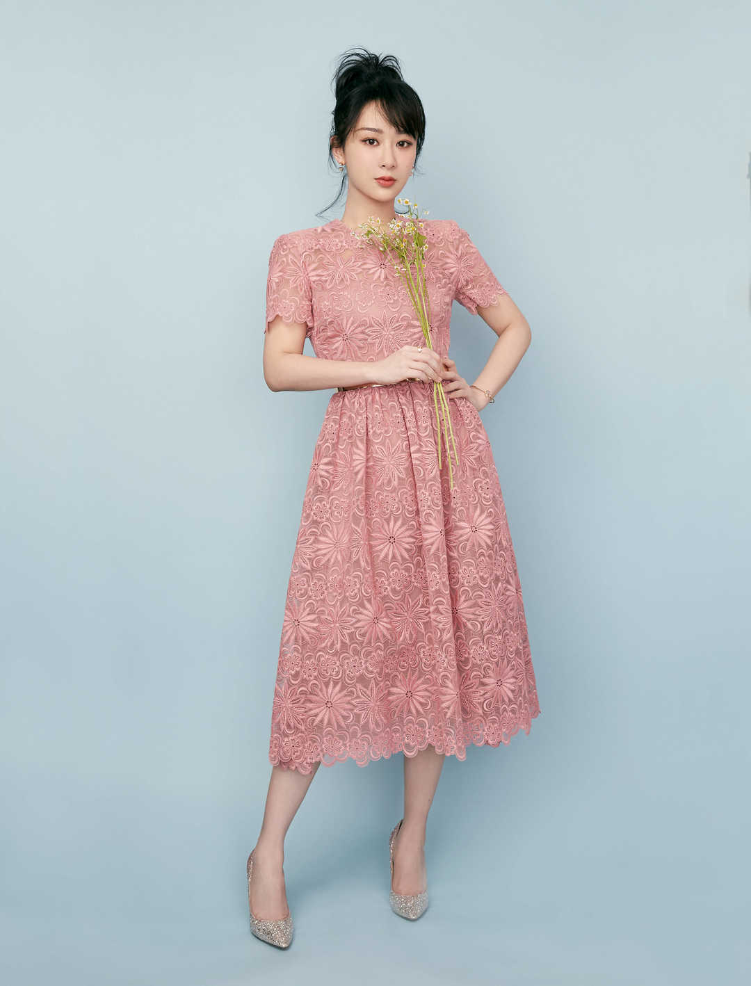 杨紫机场造型又翻车，简单穿黑T恤配紧身牛仔裤，显胖怕有10斤