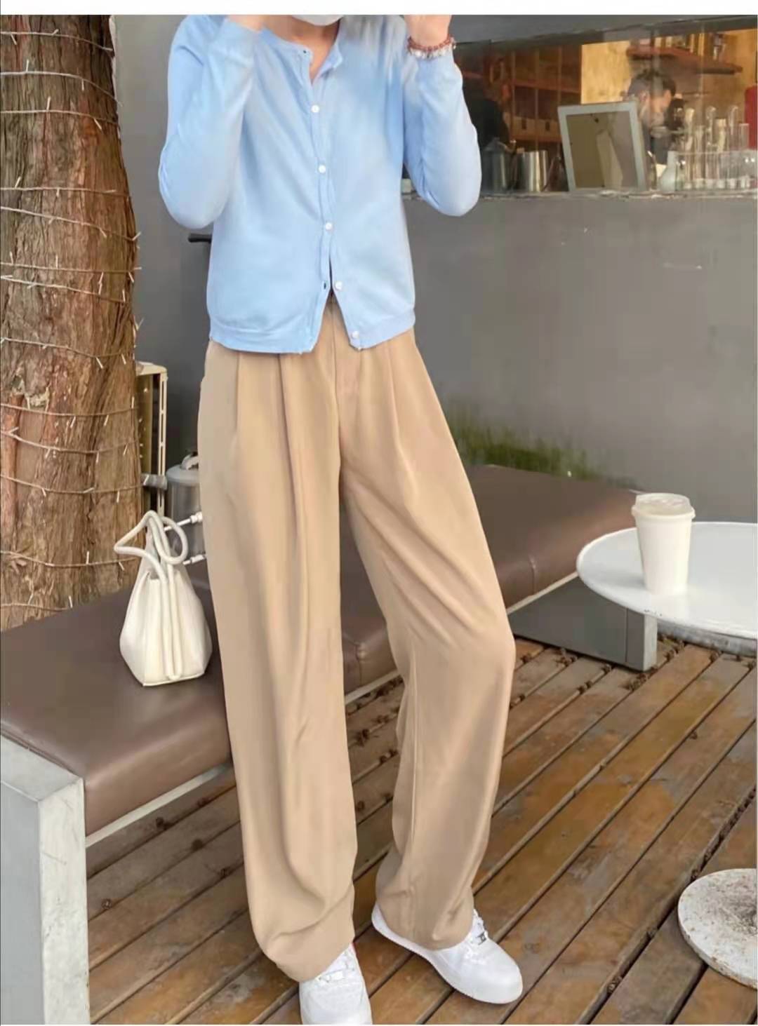 浅卡其色上衣和深驼色裤子搭吗,浅卡其色裤子配什么颜色上衣好看